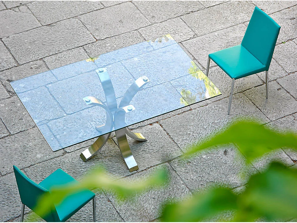 Table à manger avec base courbée en acier poli