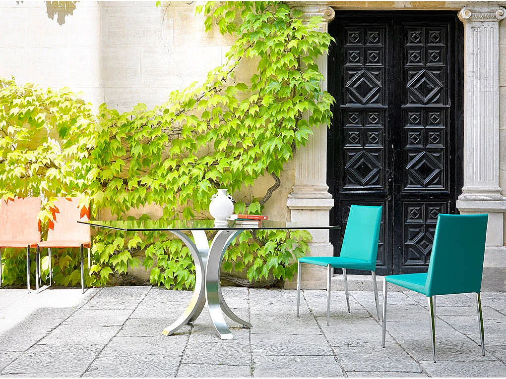 Table à manger avec base courbée en acier poli