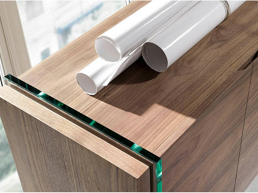 Kredens z orzecha włoskiego i szkła hartowanego