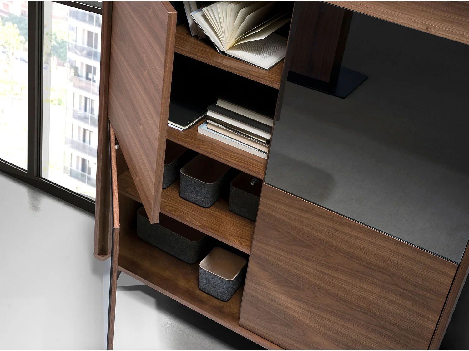 Hoge buffetkast met spiegeleffect van zwart glas, walnoot en zwart staal 3059 ANGEL CERDA