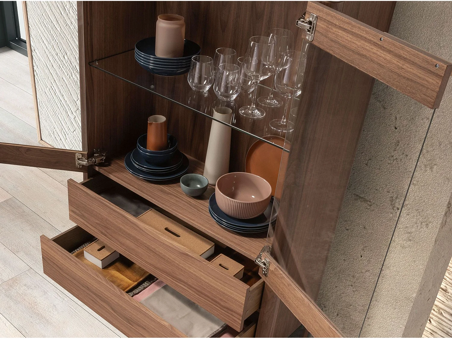 Notenhouten hoog dressoir met imitatie marmeren glazen blad en binnenverlichting 3075 ANGEL CERDA