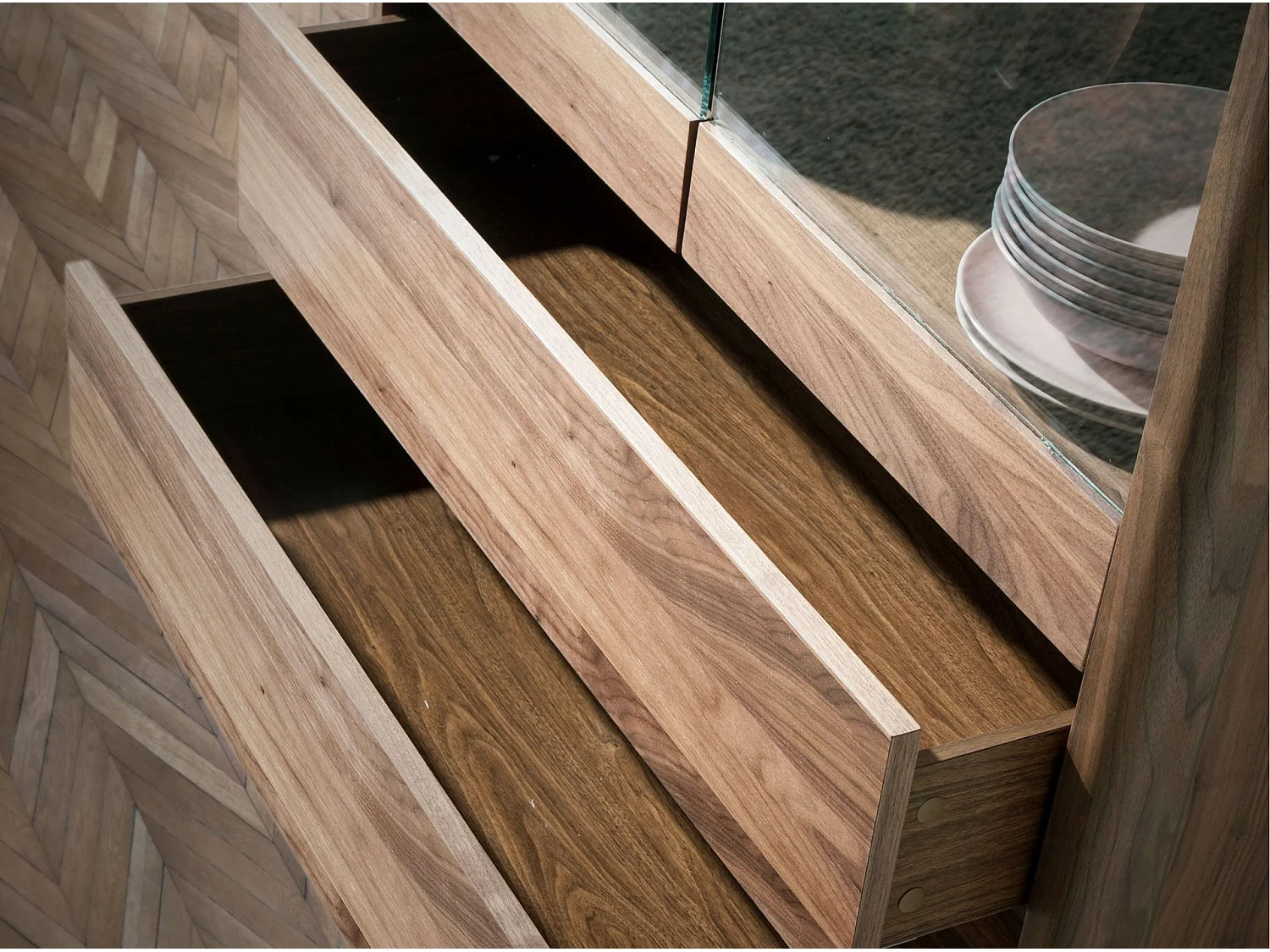 Notenhouten hoog dressoir met imitatie marmeren glazen blad en binnenverlichting 3075 ANGEL CERDA