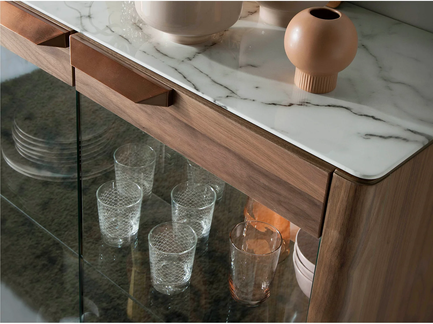 Notenhouten hoog dressoir met imitatie marmeren glazen blad en binnenverlichting 3075 ANGEL CERDA