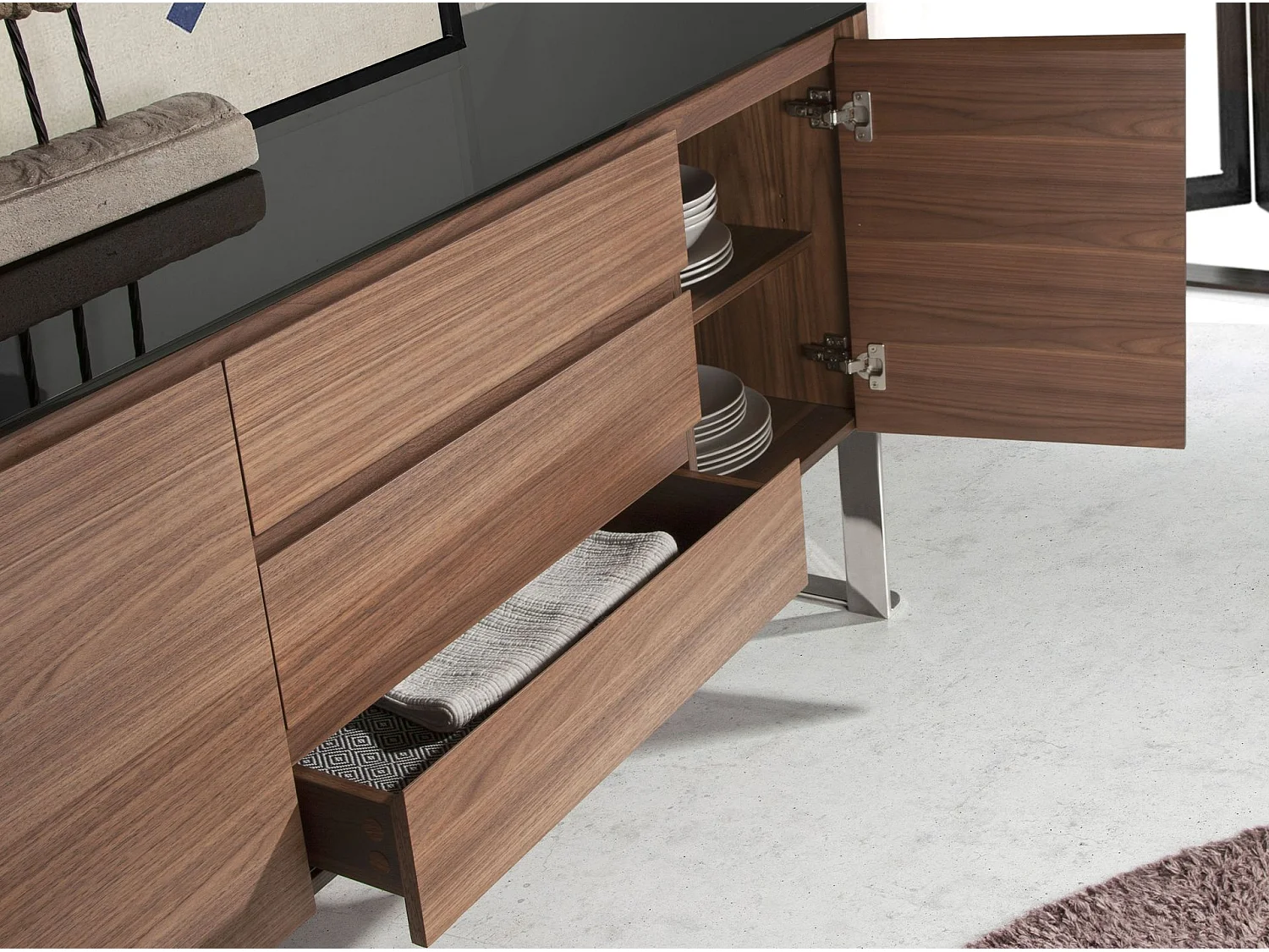 Sideboard Nussbaum, verchromter Stahl und schwarze Glasplatte 3060 ANGEL CERDA