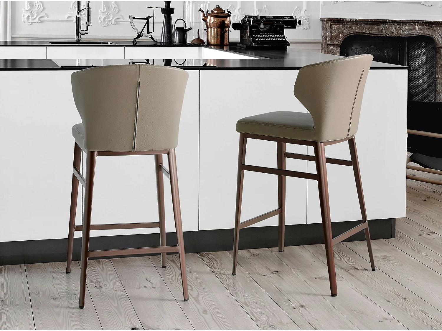 Tabouret en similicuir vison foncé 4000 ANGEL CERDA