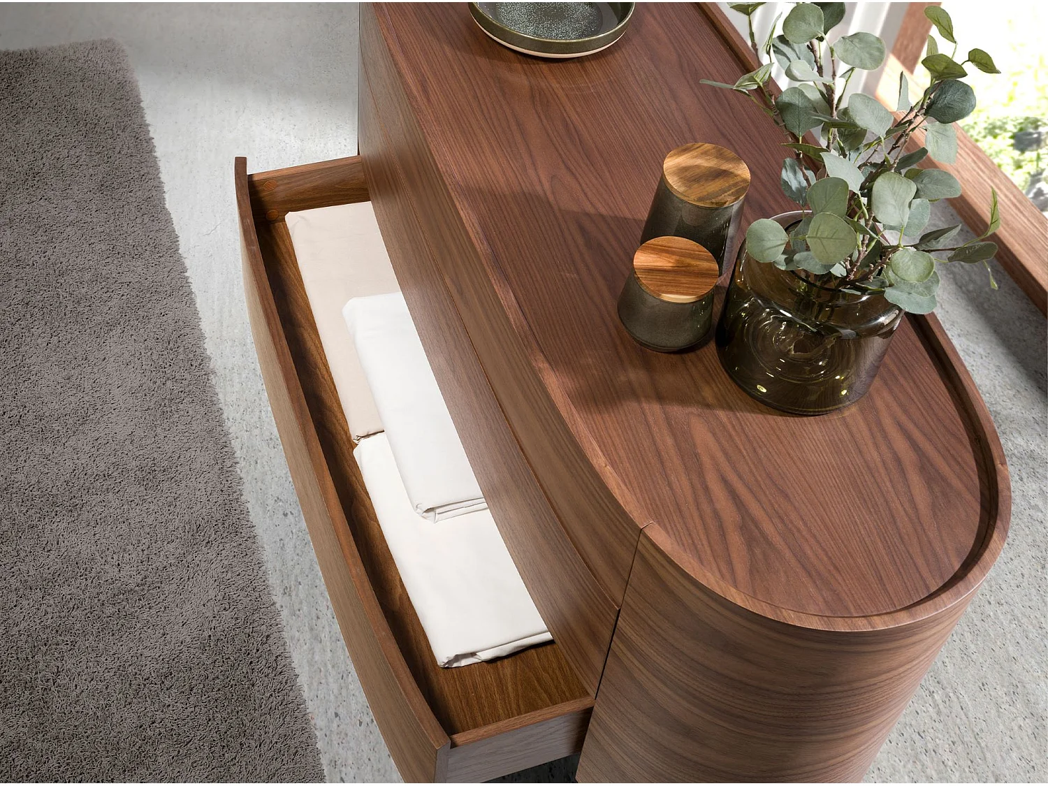 Kommode aus Nussbaumholz und schwarzem Stahl 7075 ANGEL CERDA