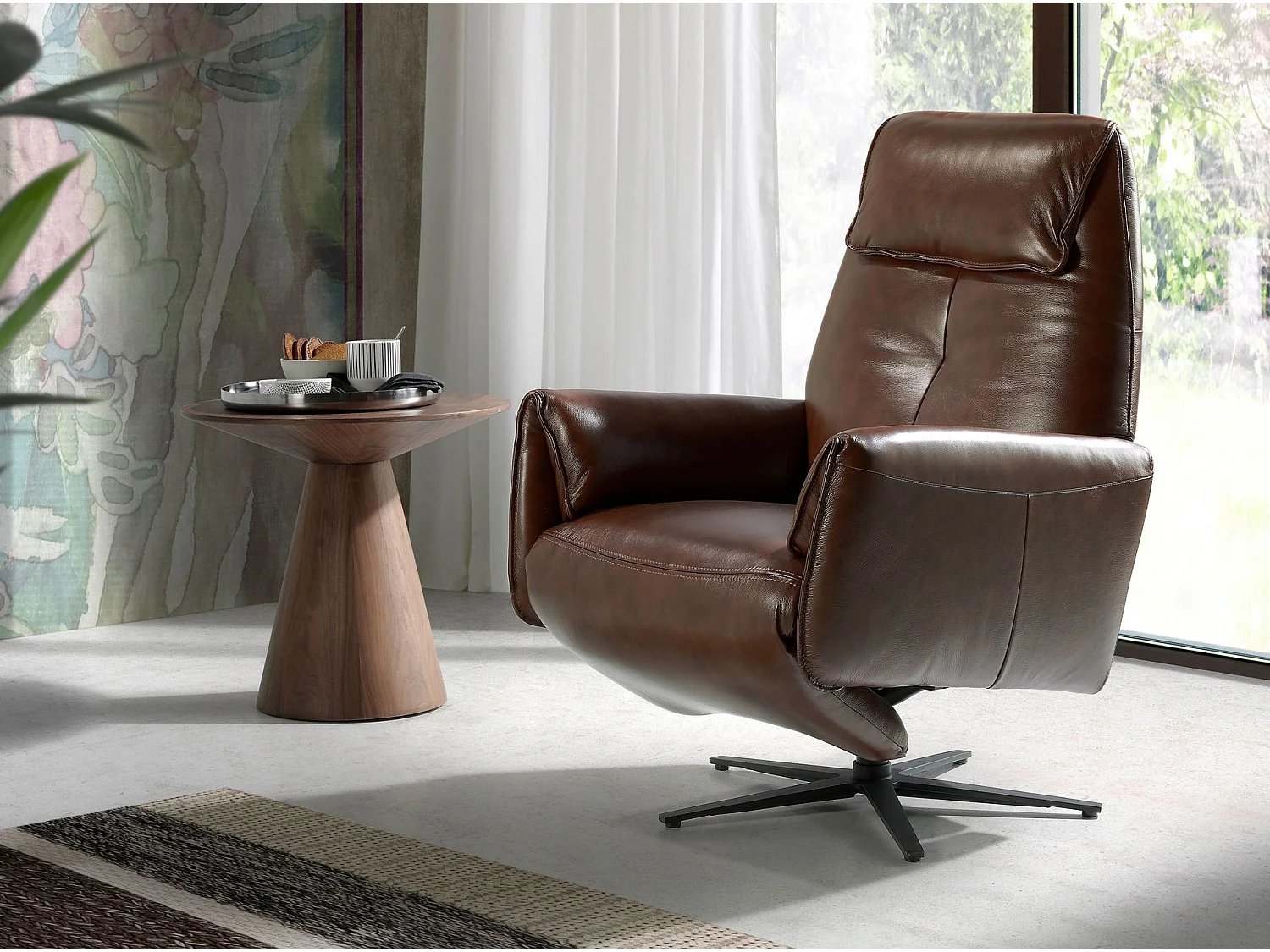 Runder Ecktisch aus Nussbaumholz 2043 ANGEL CERDA