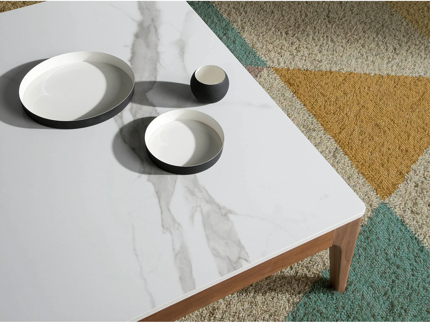 Quadratischer Couchtisch aus Porzellanmarmor und Nussbaumholz 2042 ANGEL CERDA
