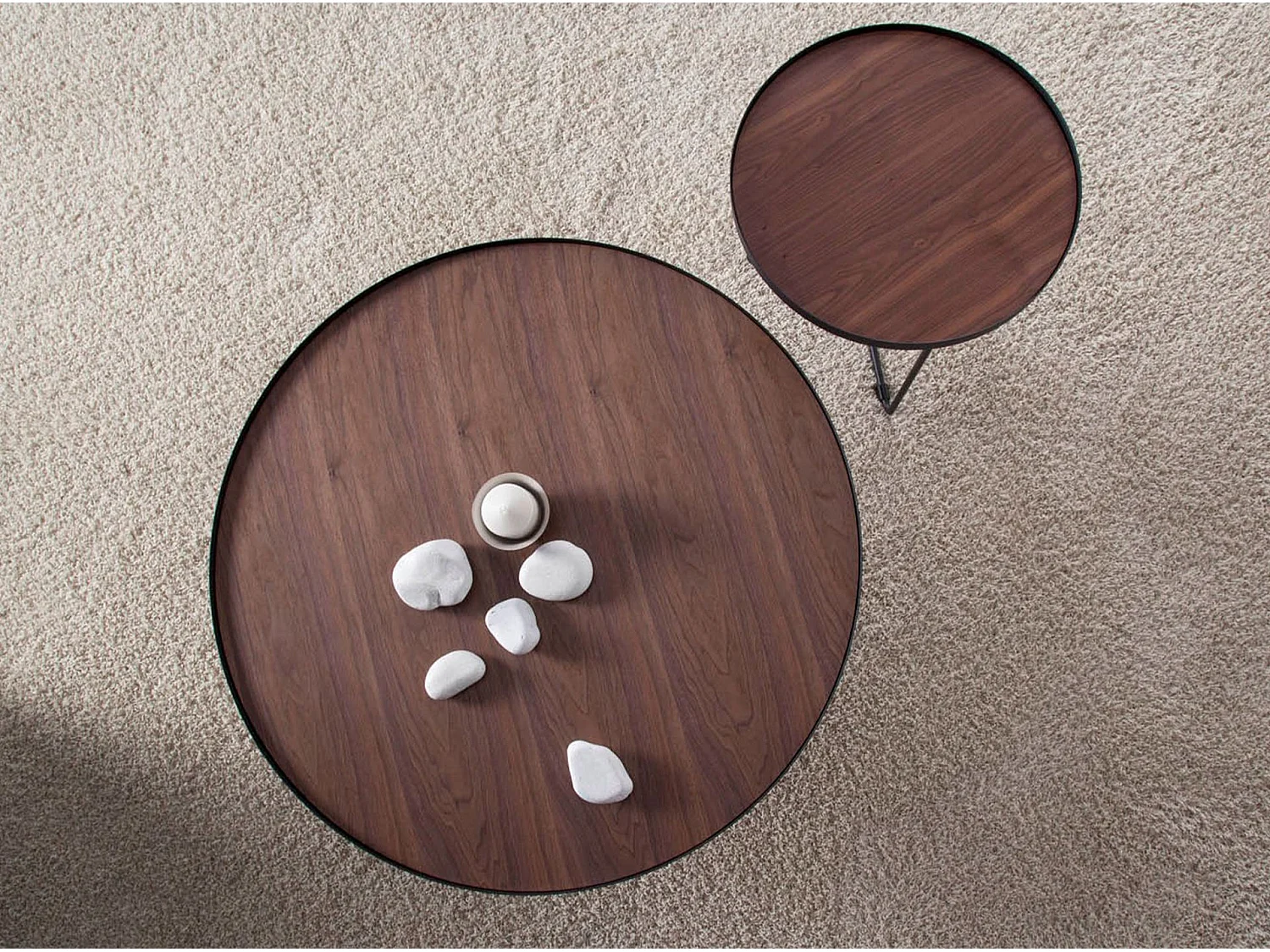 Table basse ronde bois plaqué noyer et métal noir Noka