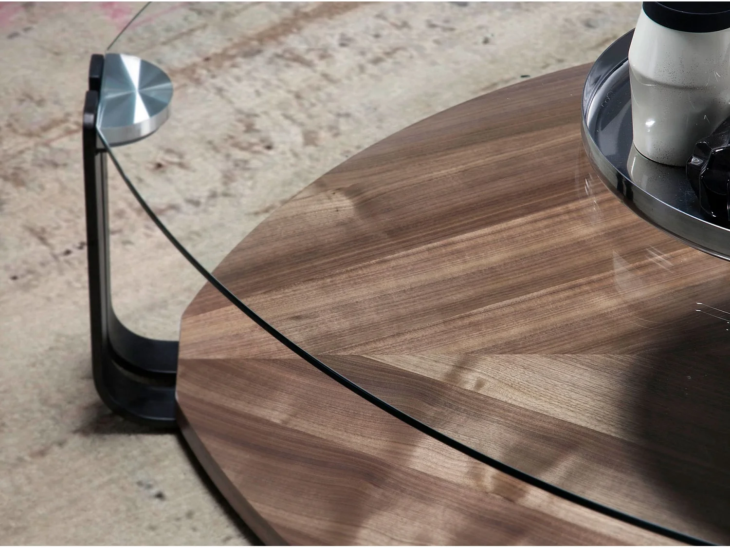 Trójkątny stolik kawowy z trójkątnego szkła hartowanego, czarnej stali i orzecha włoskiego