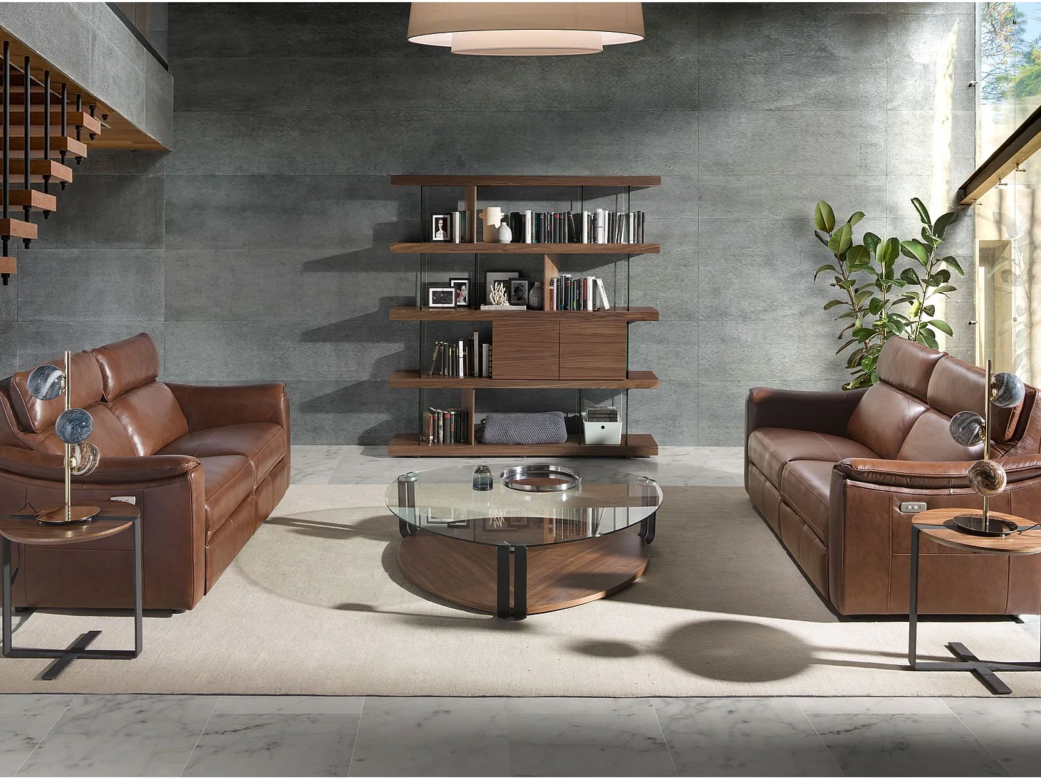 Dreieckiger Couchtisch dreieckig gehärtetes Glas, schwarzer Stahl und Nussbaum 2055 ANGEL CERDA