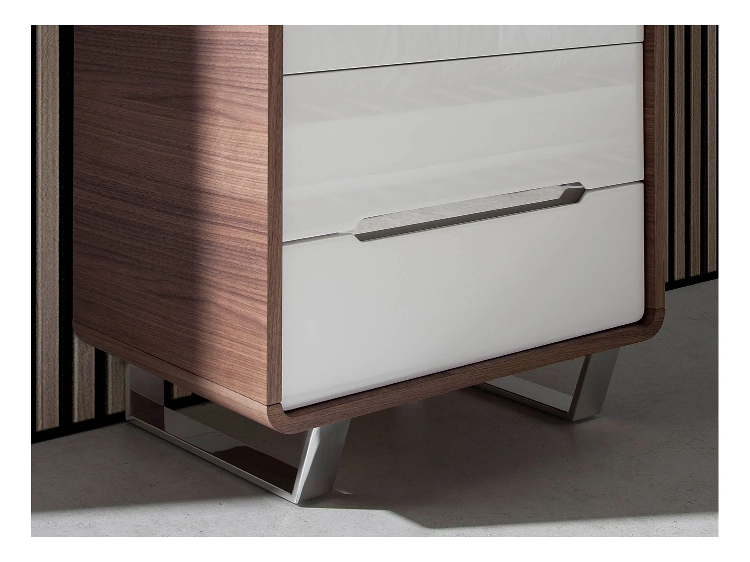 Chiffonnier bois blanc, noyer et acier chromé 7111 ANGEL CERDA