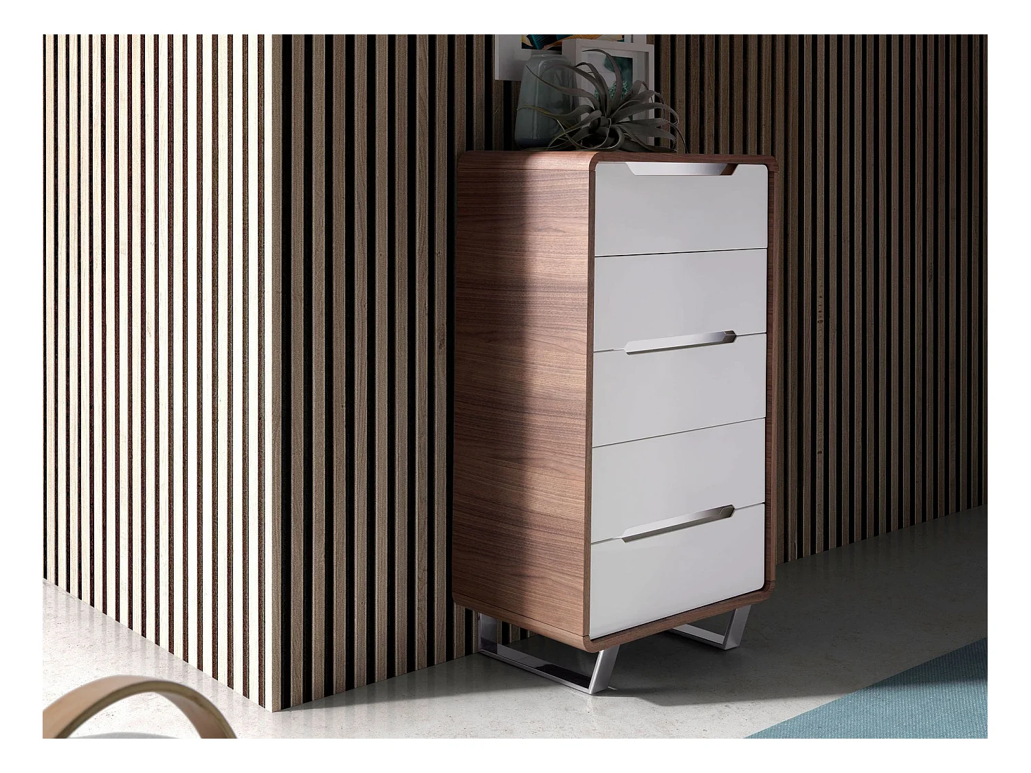 Kommode weißes Holz, Nussbaum und verchromter Stahl