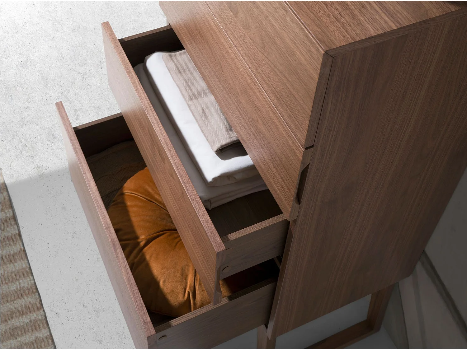 Notenhouten chiffonier