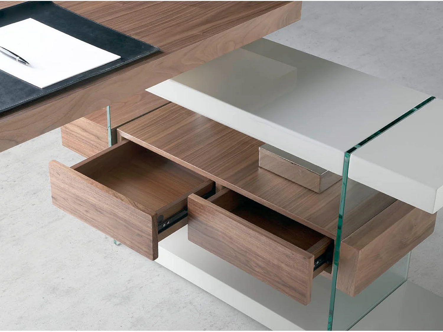 Schreibtisch aus grauem Holz und gehärtetem Glas mit Platte aus Walnussholz 3003 ANGEL CERDA