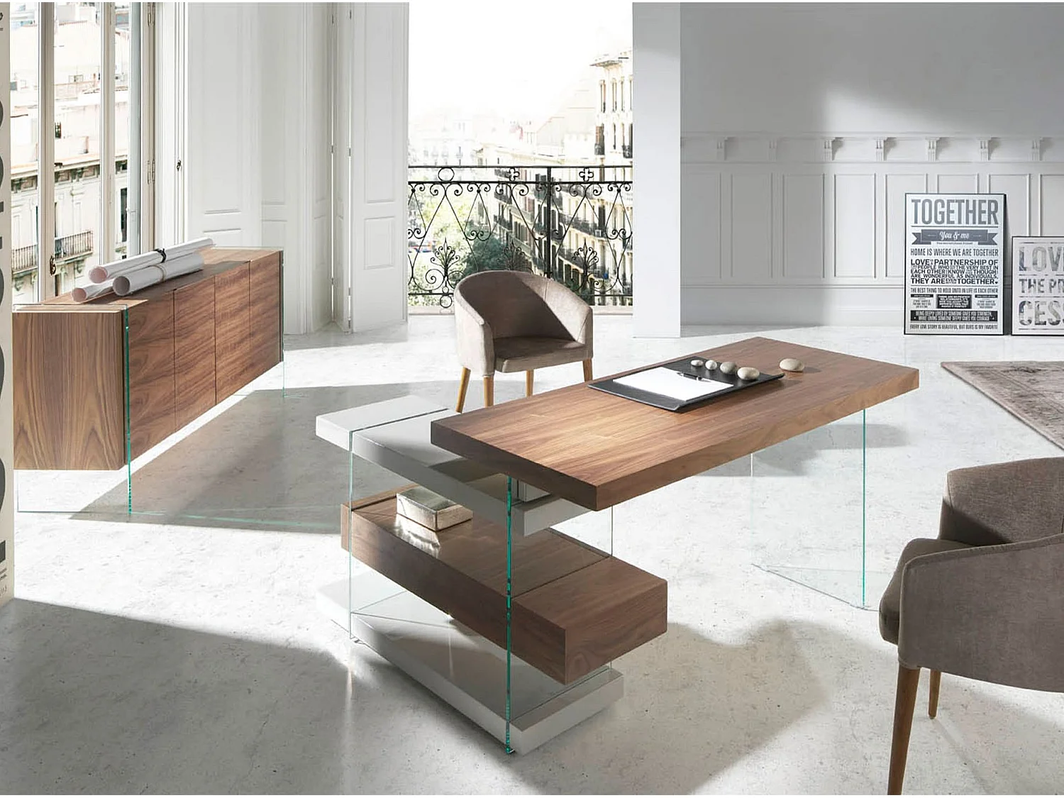 Bureau van grijs hout en gehard glas met walnoten blad 3003 ANGEL CERDA