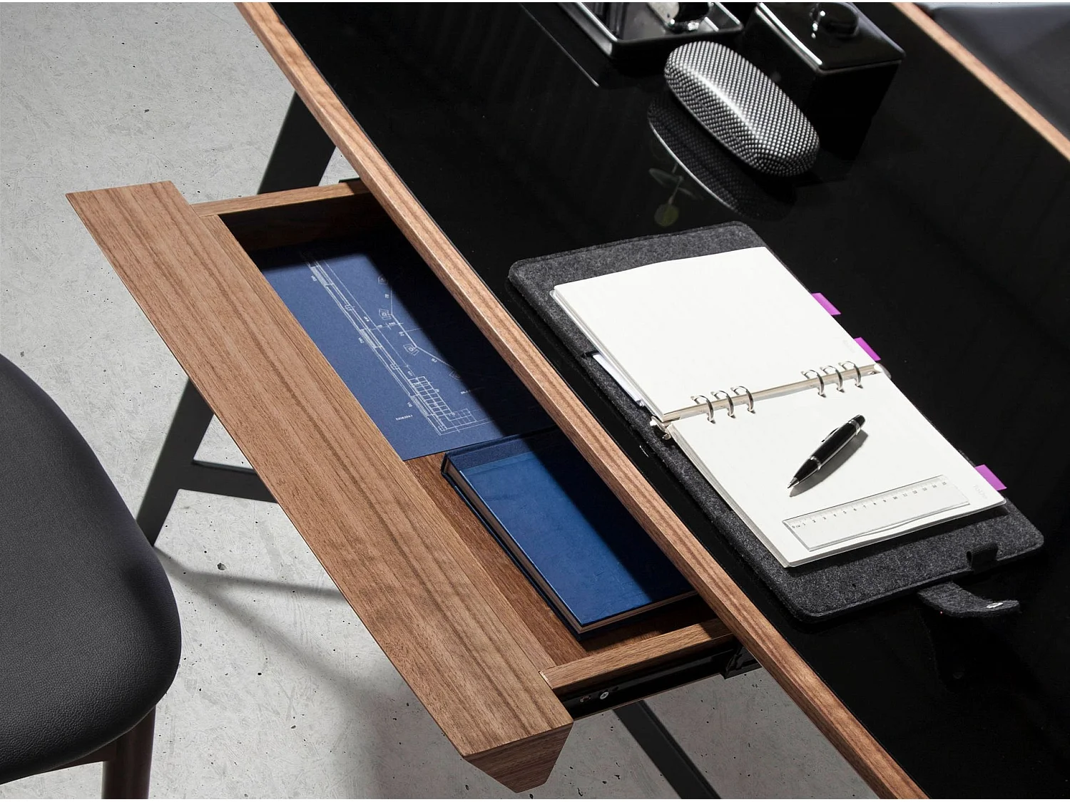 Schrijftafel walnoot en zwart staal met zwart glazen blad 3137 ANGEL CERDA