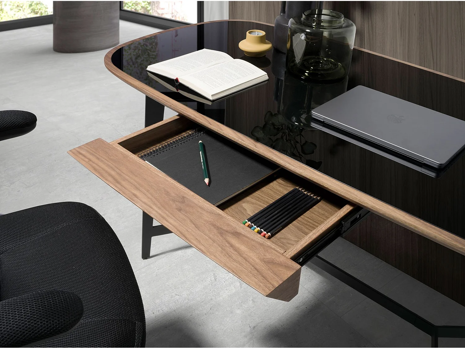 Bureau en noyer et acier noir avec plateau en verre noir 3137 ANGEL CERDA