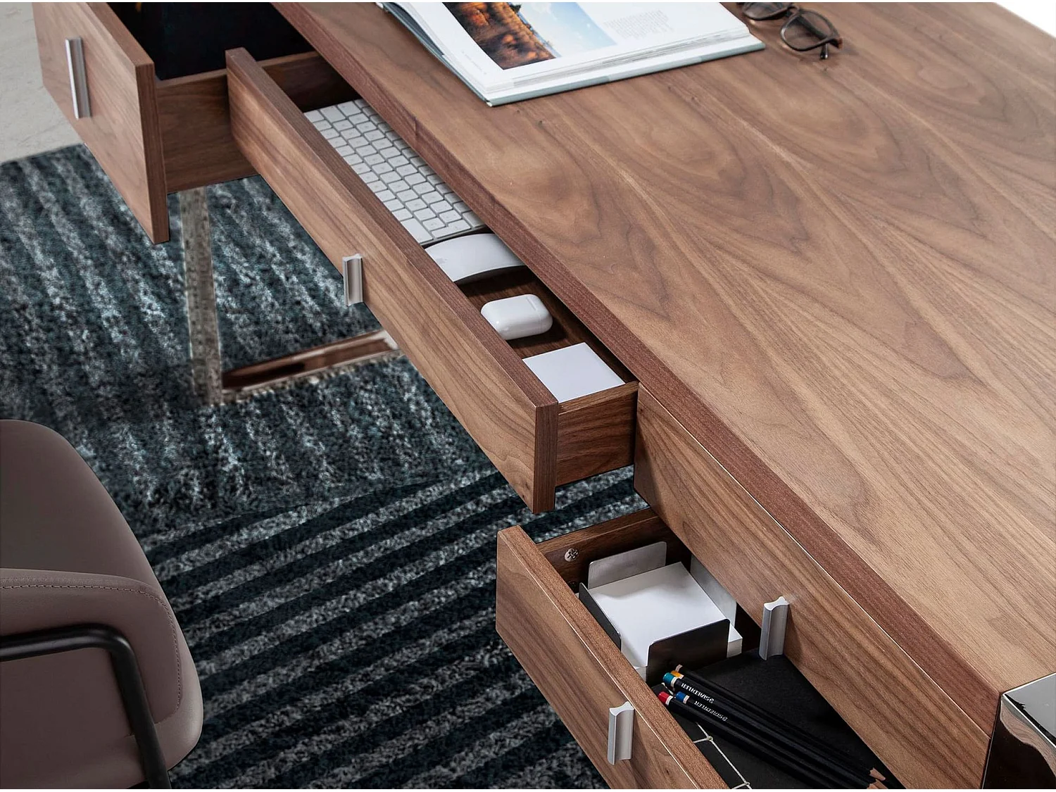 Schreibtisch aus Nussbaum und verchromtem Stahl 3135 ANGEL CERDA