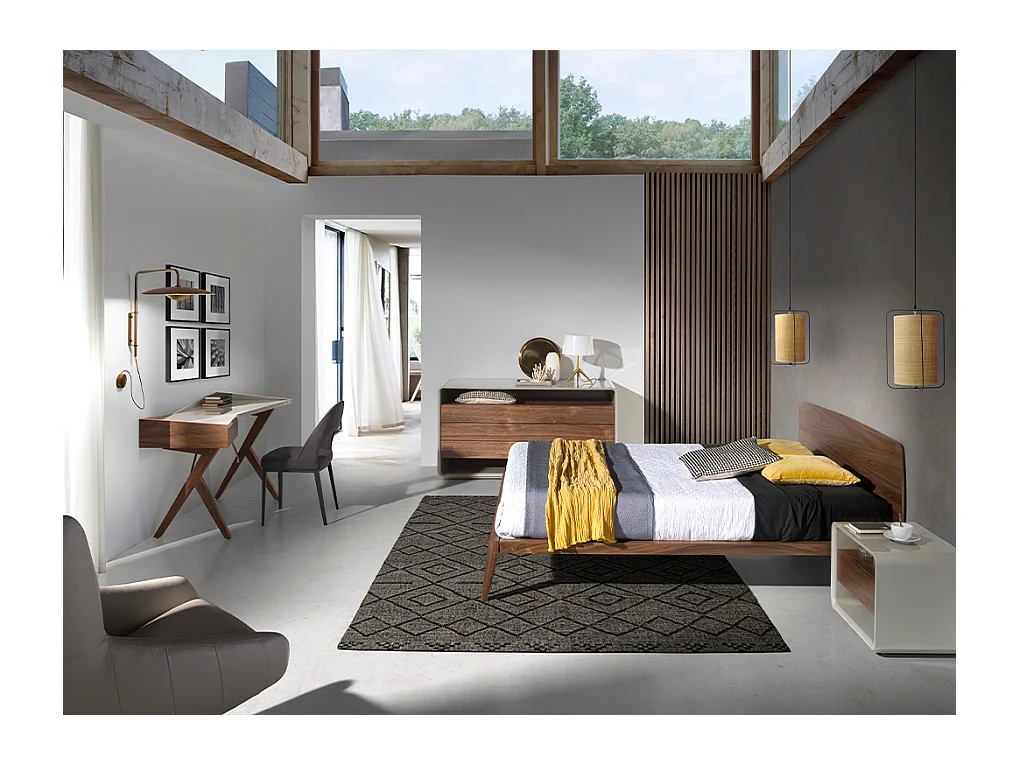 Orzechowe biurko z szarym drewnianym blatem