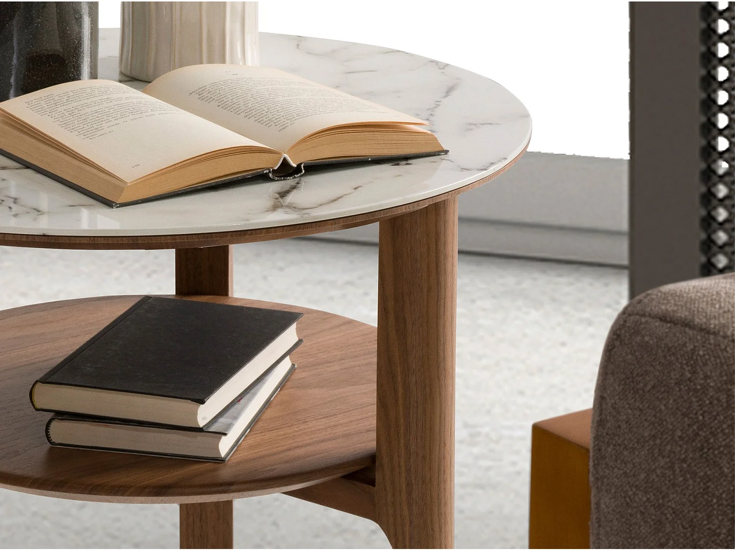 Table d'angle ronde en porcelaine, marbre et noyer 2047 ANGEL CERDA