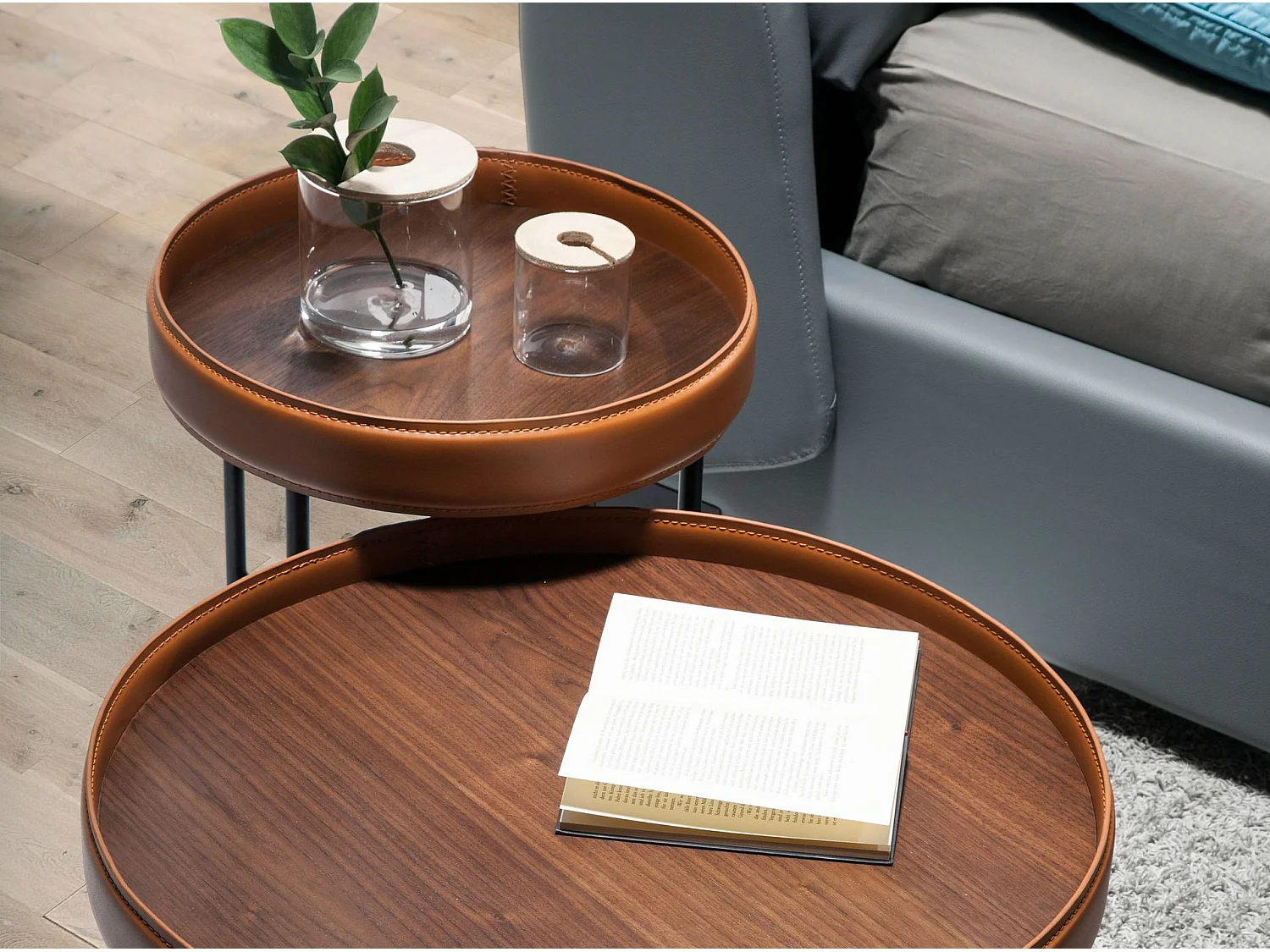 Table d'angle ronde en simili cuir, noyer et acier noir 2059 ANGEL CERDA