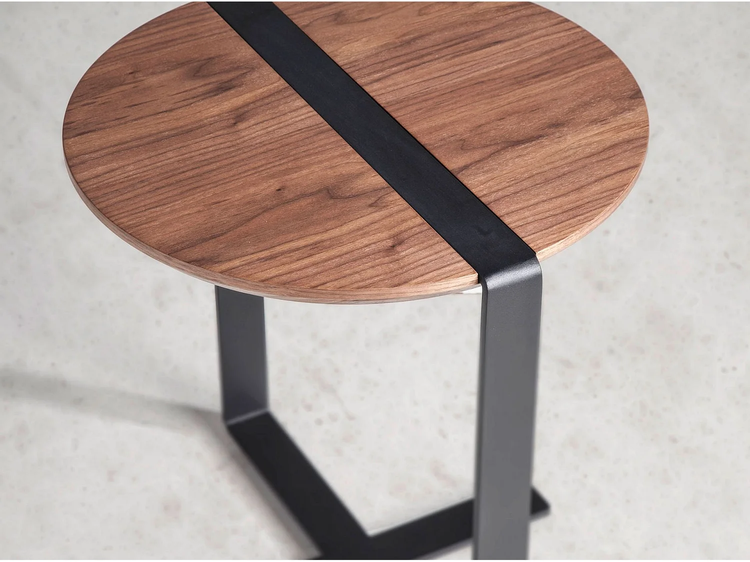 Table d'angle ronde en noyer et acier noir 2054 ANGEL CERDA