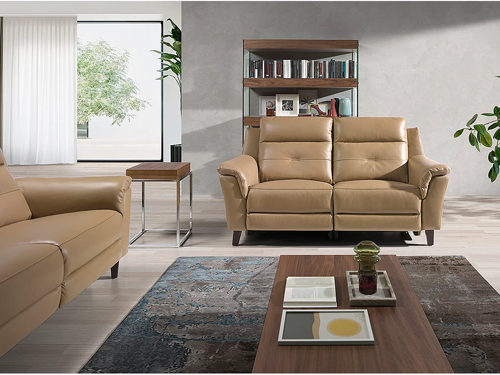 Mesa de canto em madeira folheada a nogueira sobre estrutura de aço inoxidável cromado. 2051