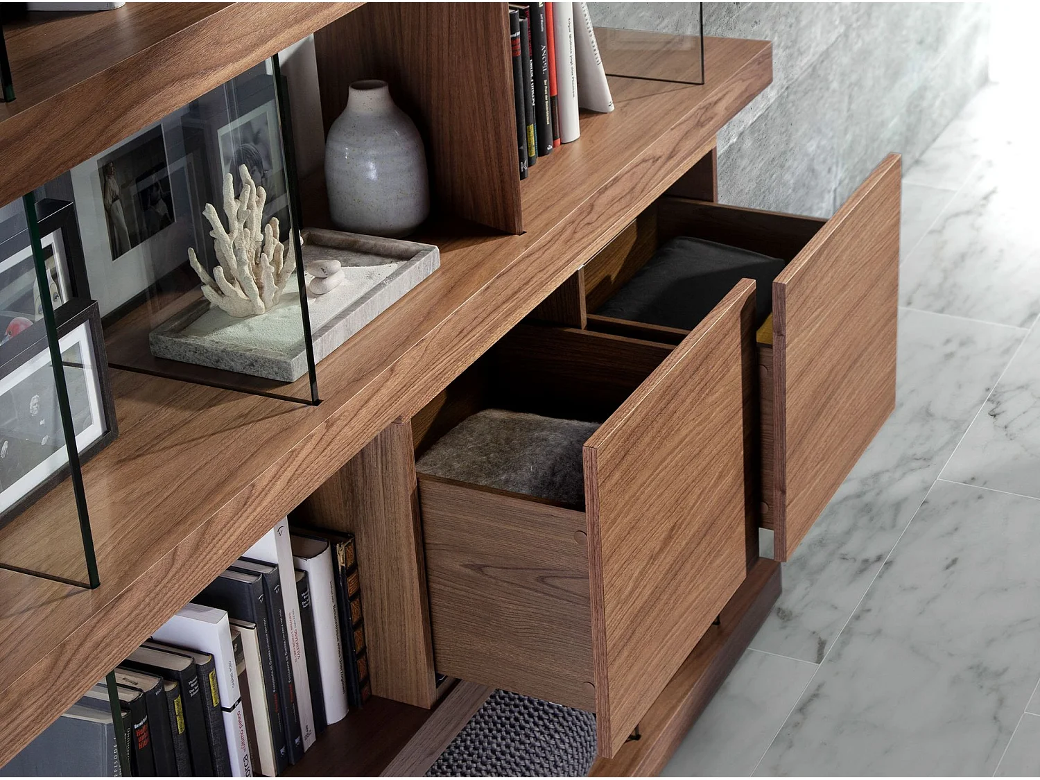 Regal aus Nussbaum und Glas 3072 ANGEL CERDA