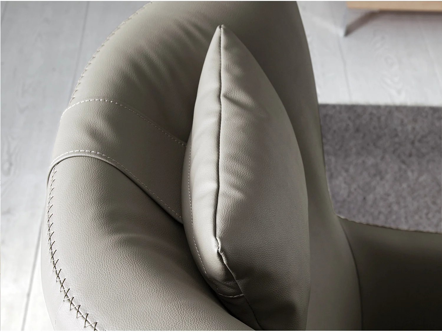 Fauteuil pivotant en similicuir taupe 5044 ANGEL CERDA