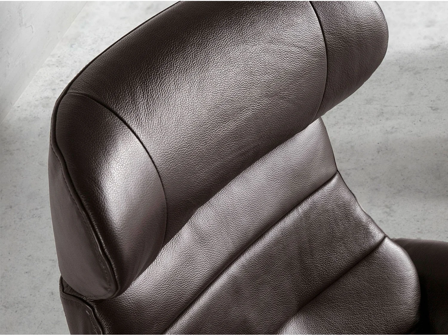 Drehsessel aus schokoladenbraunem Leder 5034 ANGEL CERDA