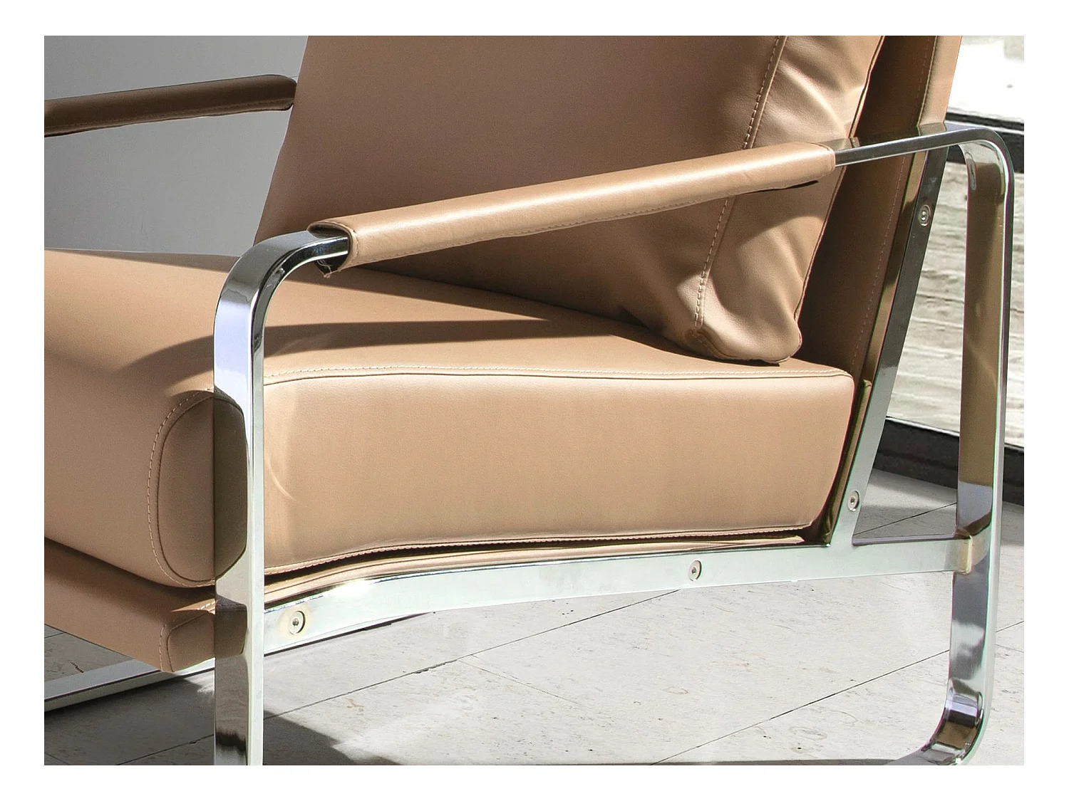 Fauteuil en similicuir taupe