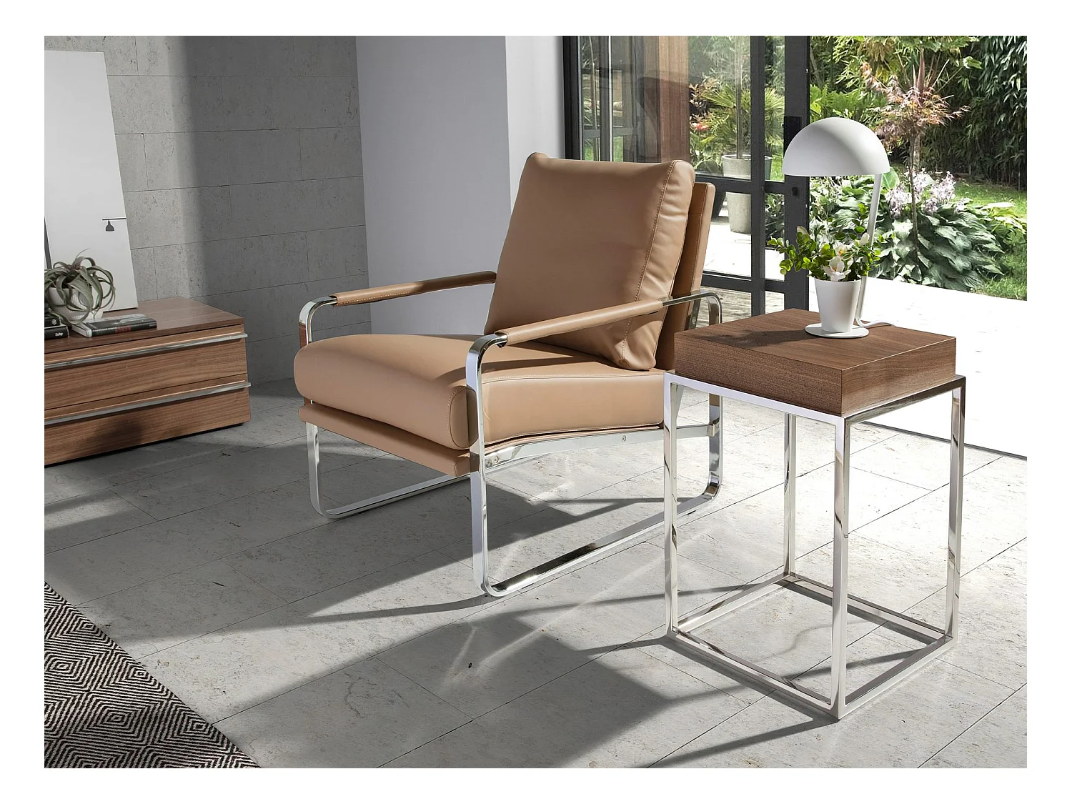 Fauteuil en similicuir taupe