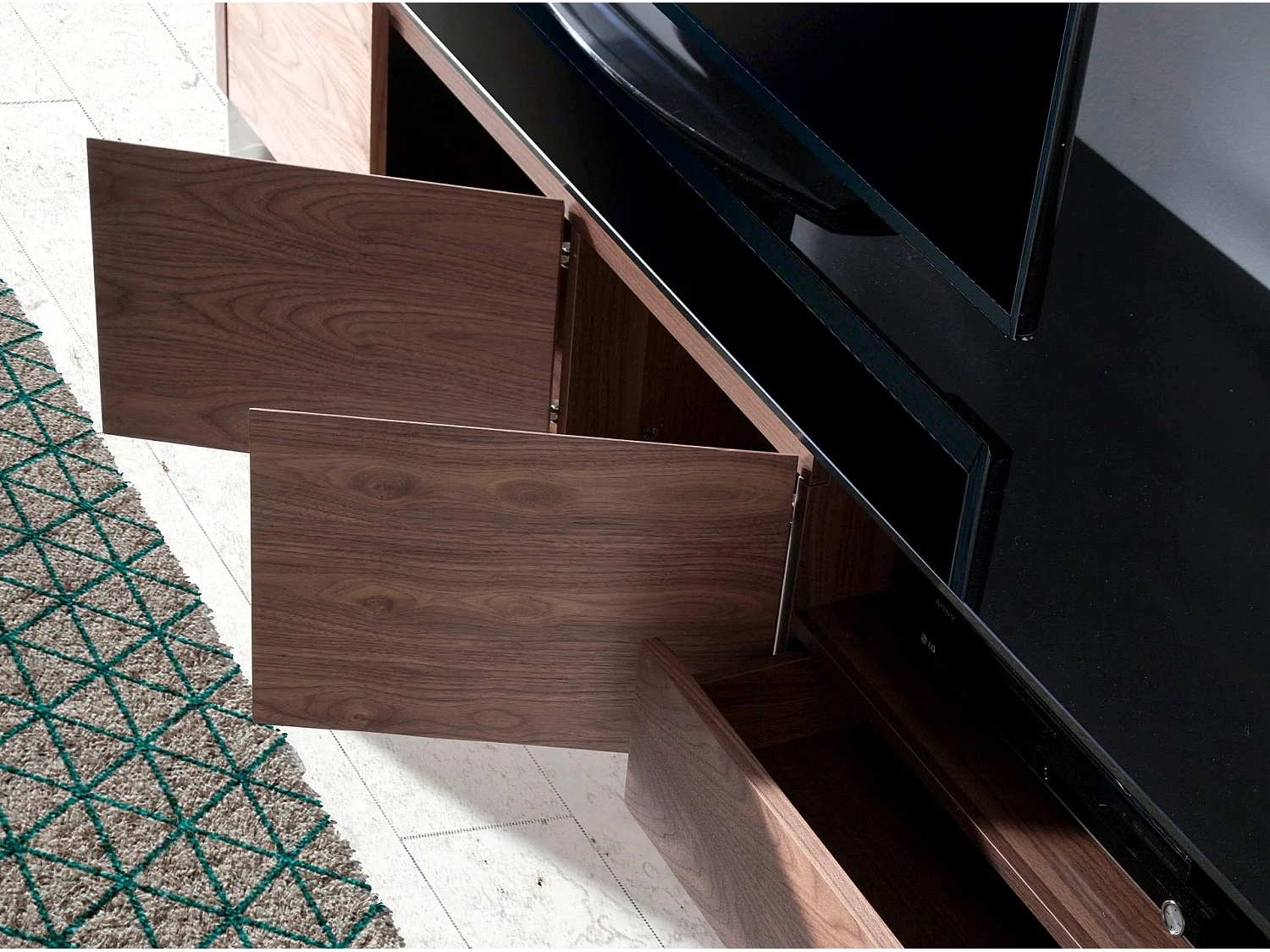 Meuble TV noyer, acier chromé et plateau en verre noir 3047 ANGEL CERDA