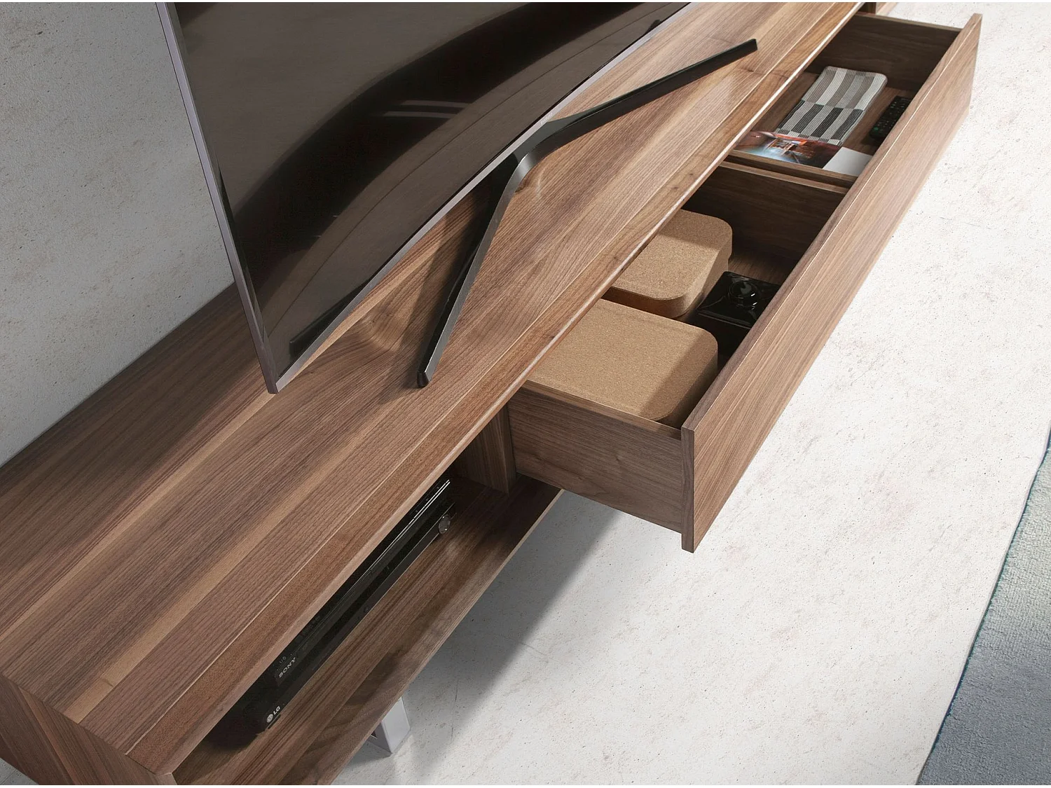 Stojak TV orzech i chromowana stal