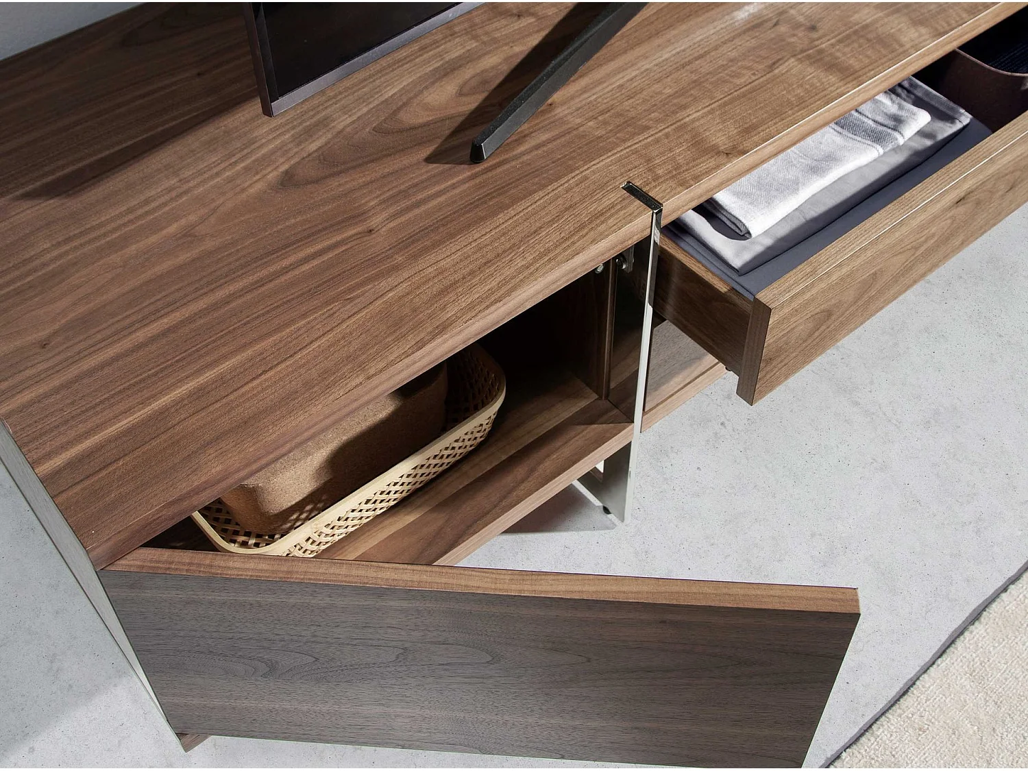 TV-Ständer Nussbaum und verchromter Stahl 3045 ANGEL CERDA