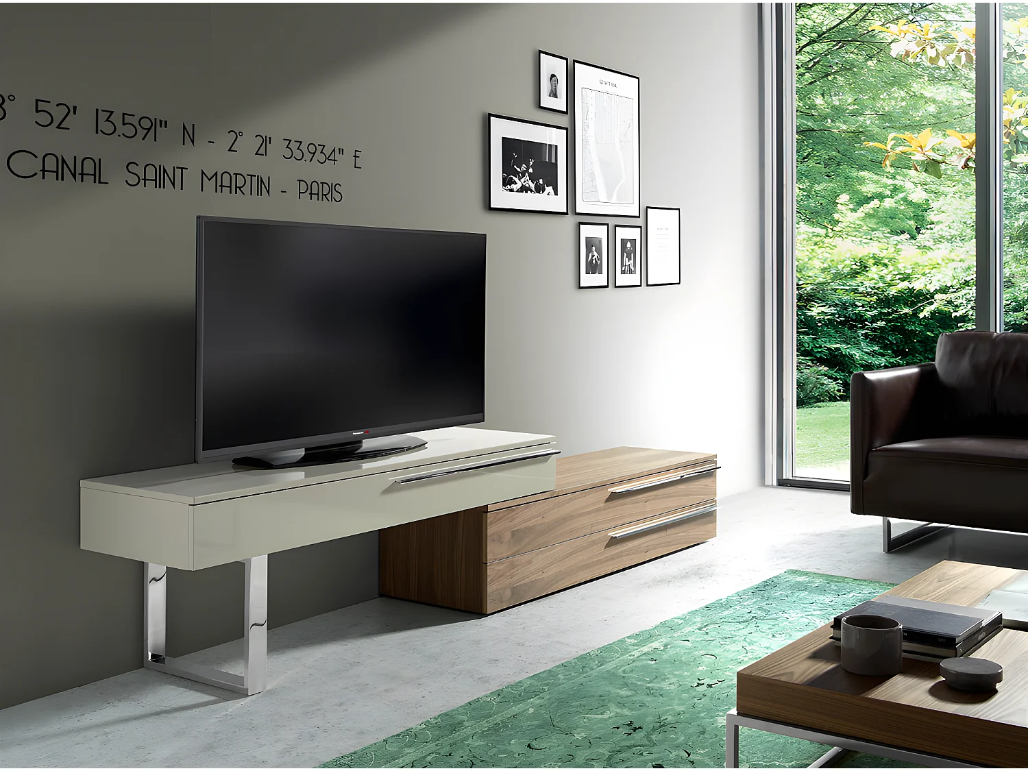 Szafka pod telewizor z beżowego drewna, orzecha włoskiego i chromowanej stali