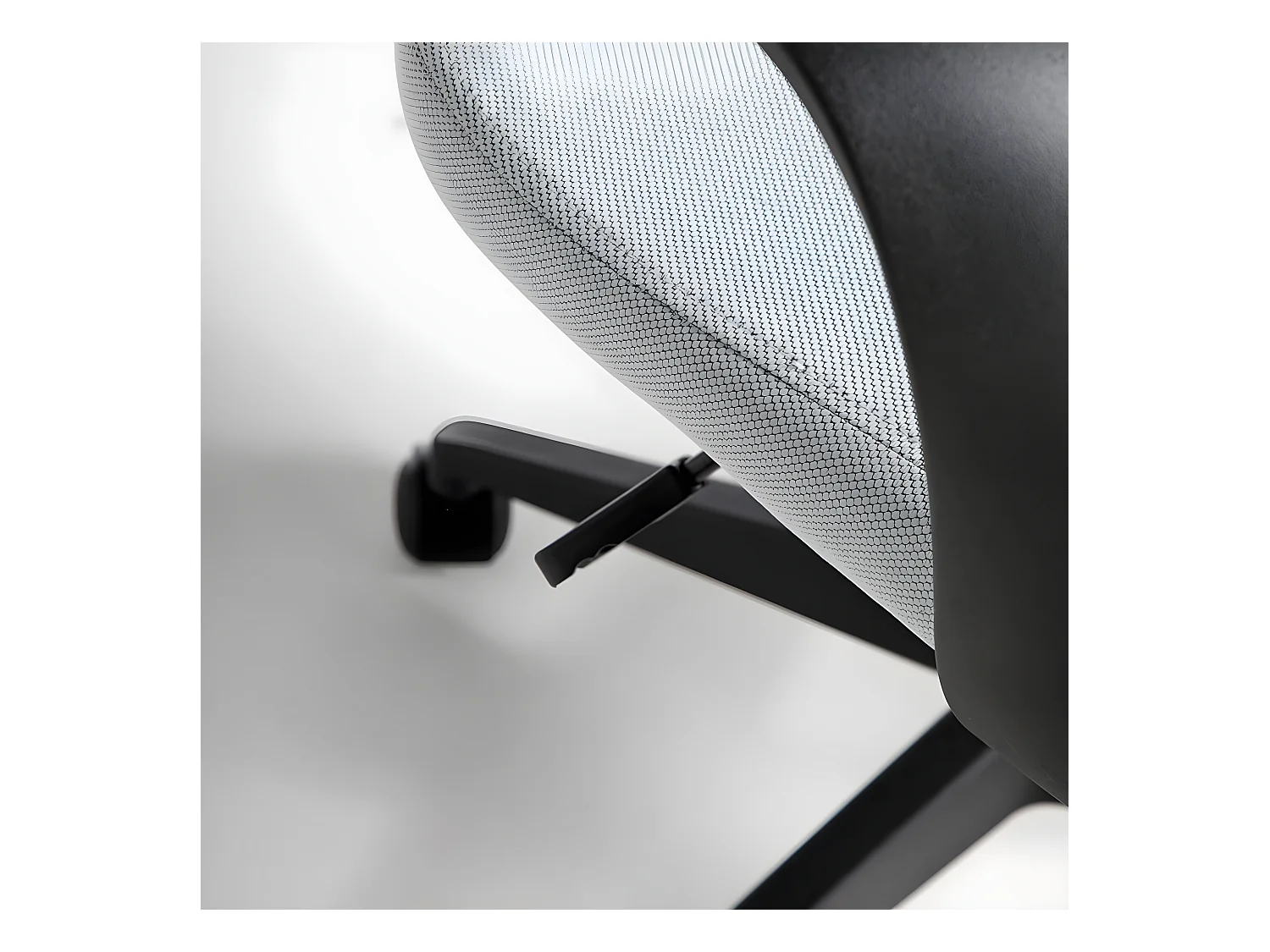 Obrotowe krzesło biurowe z jasnoszarej tkaniny i czarnego PCV