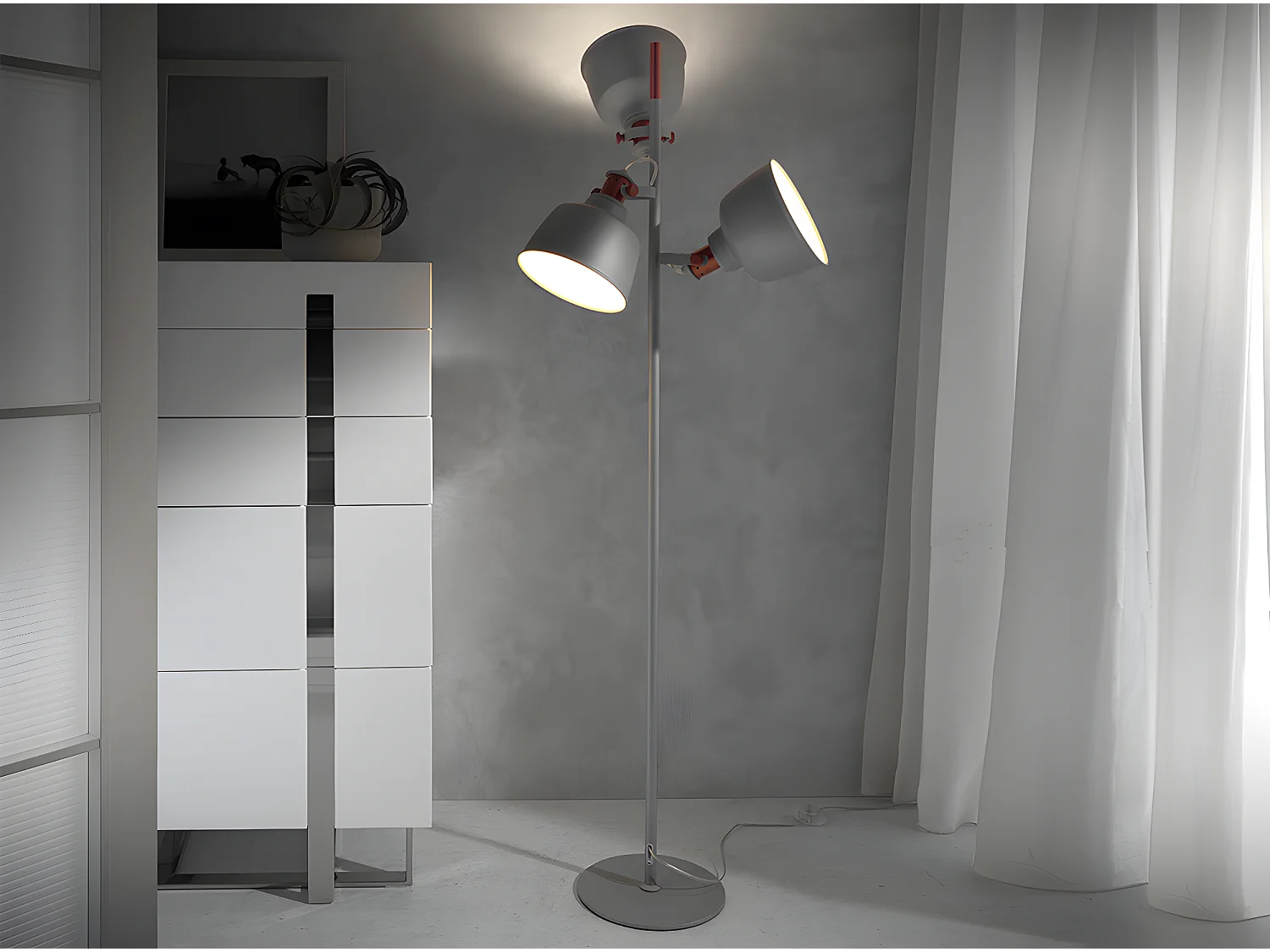 Staande lamp met drie grijsstalen lampenkappen en bronzen details 8032 ANGEL CERDA