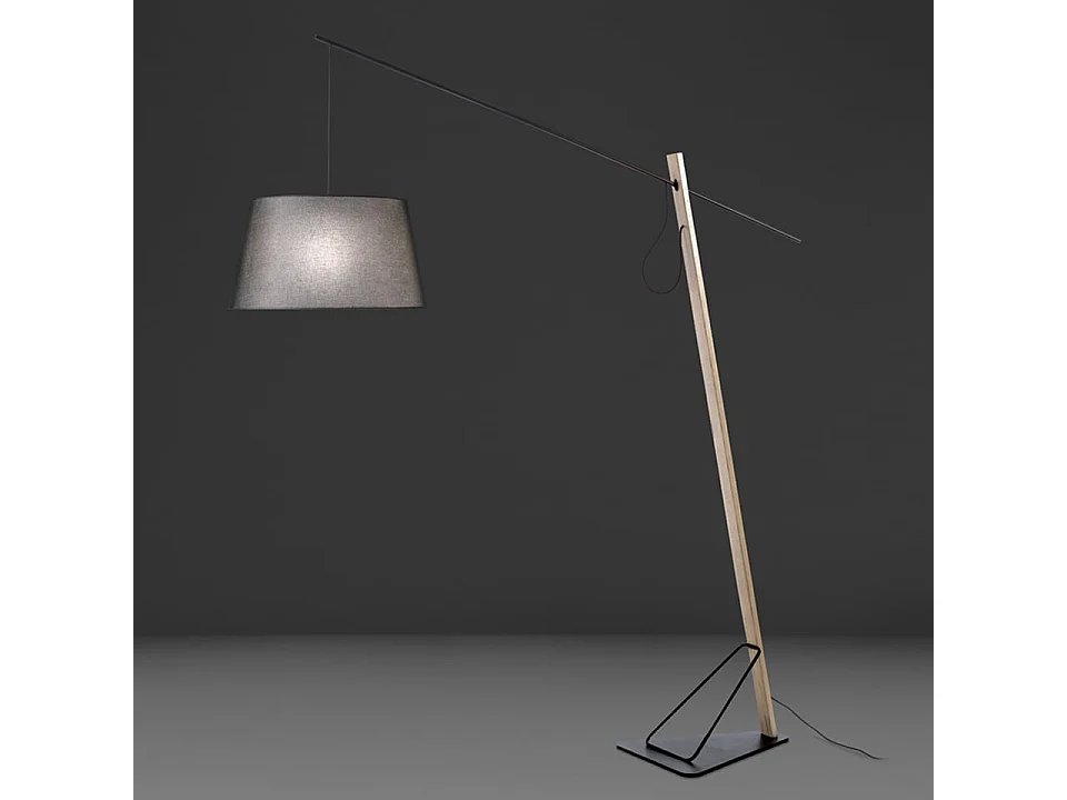 Staande lamp in eikenhout en zwart staal