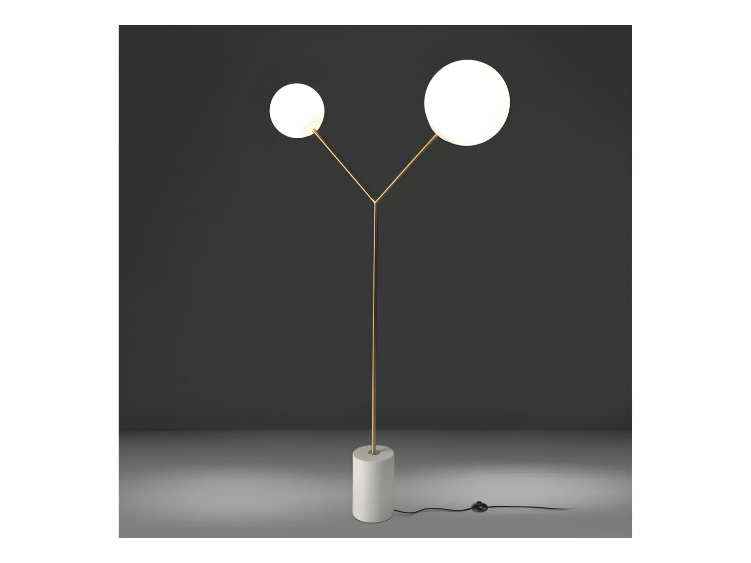 Lampada da terra in marmo bianco, acciaio dorato e vetro bianco