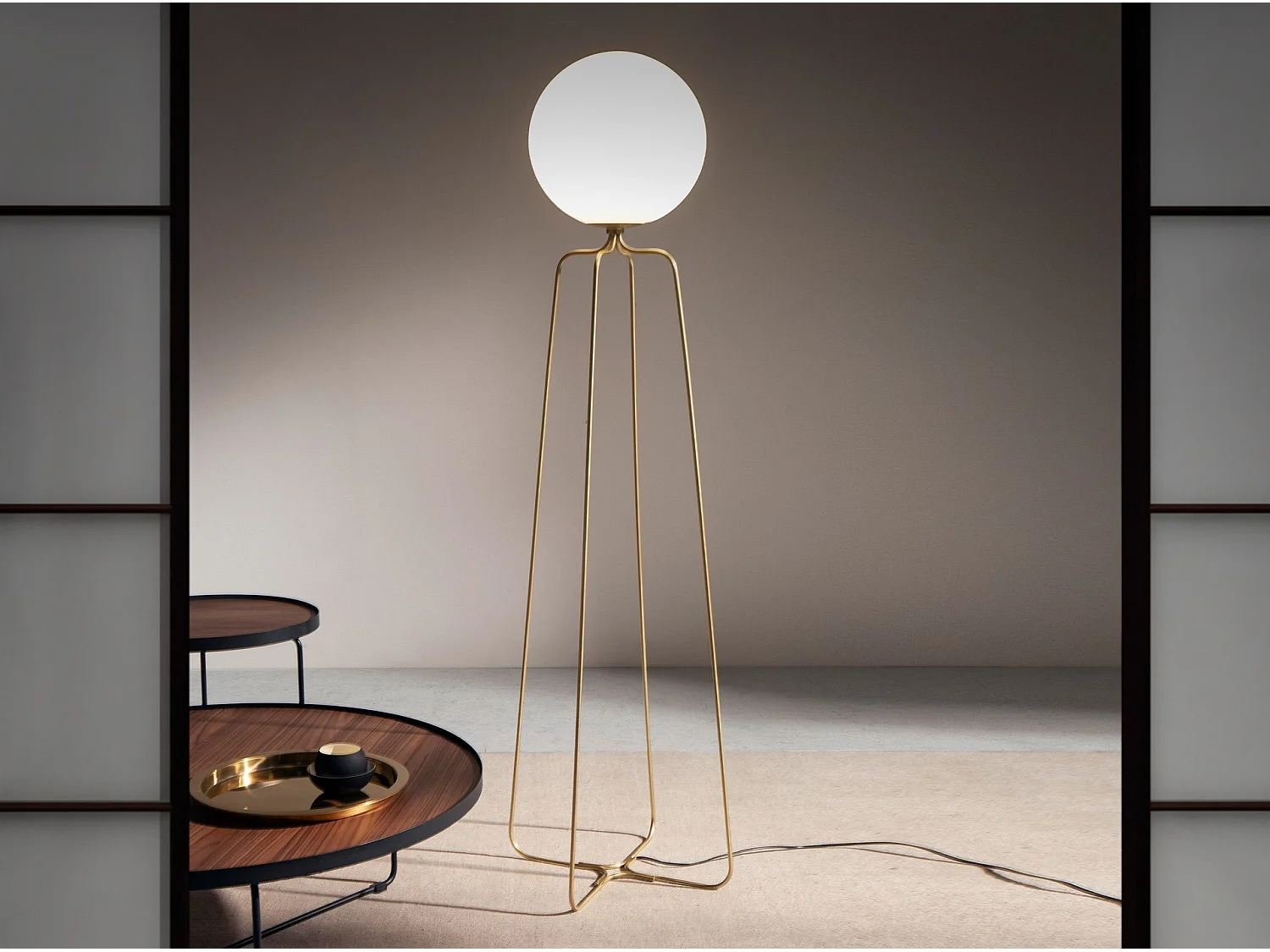 Vloerlamp van goudkleurig staal en wit glas