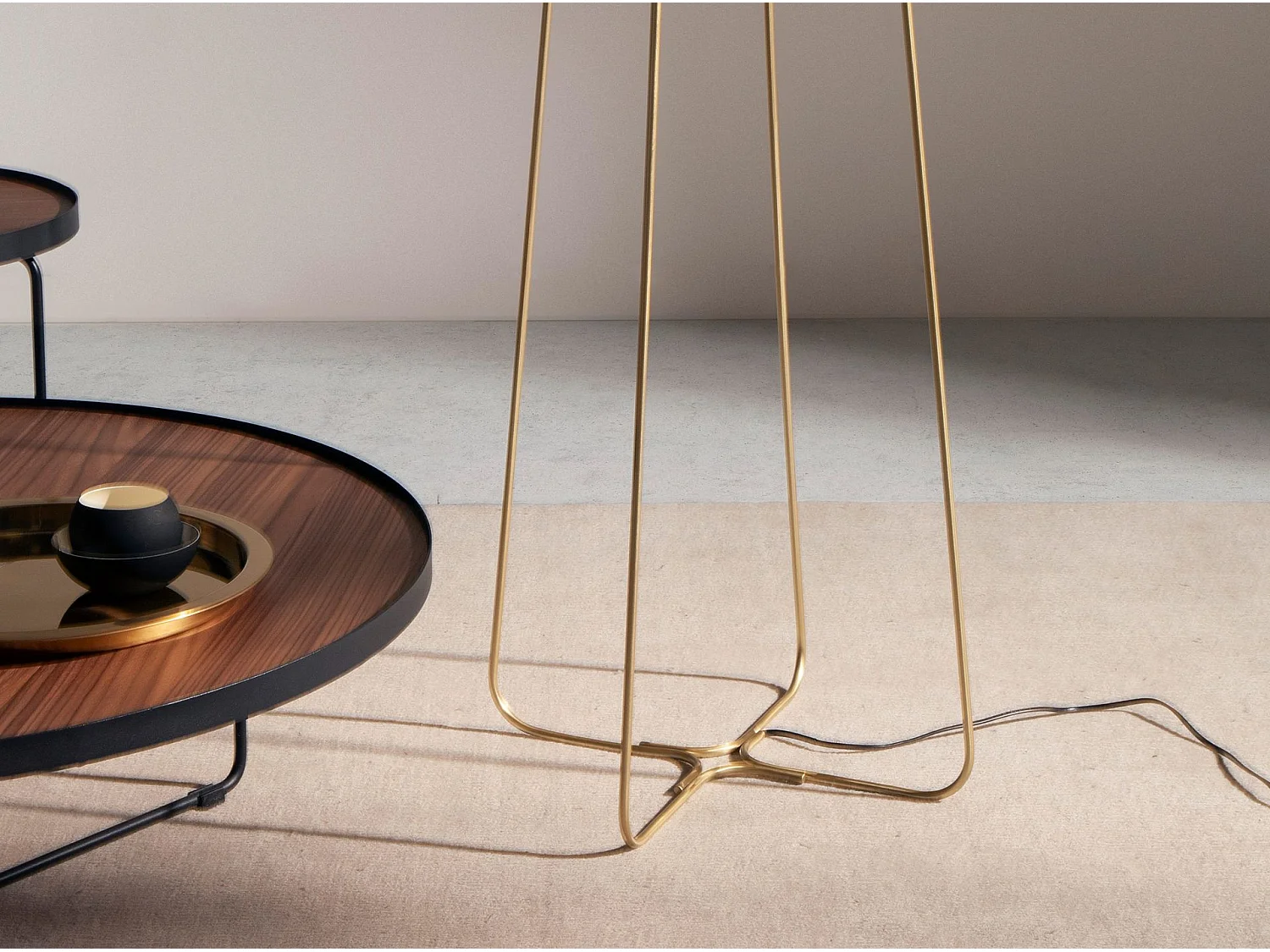 Lampada da terra in acciaio dorato e vetro bianco 8047 ANGEL CERDA