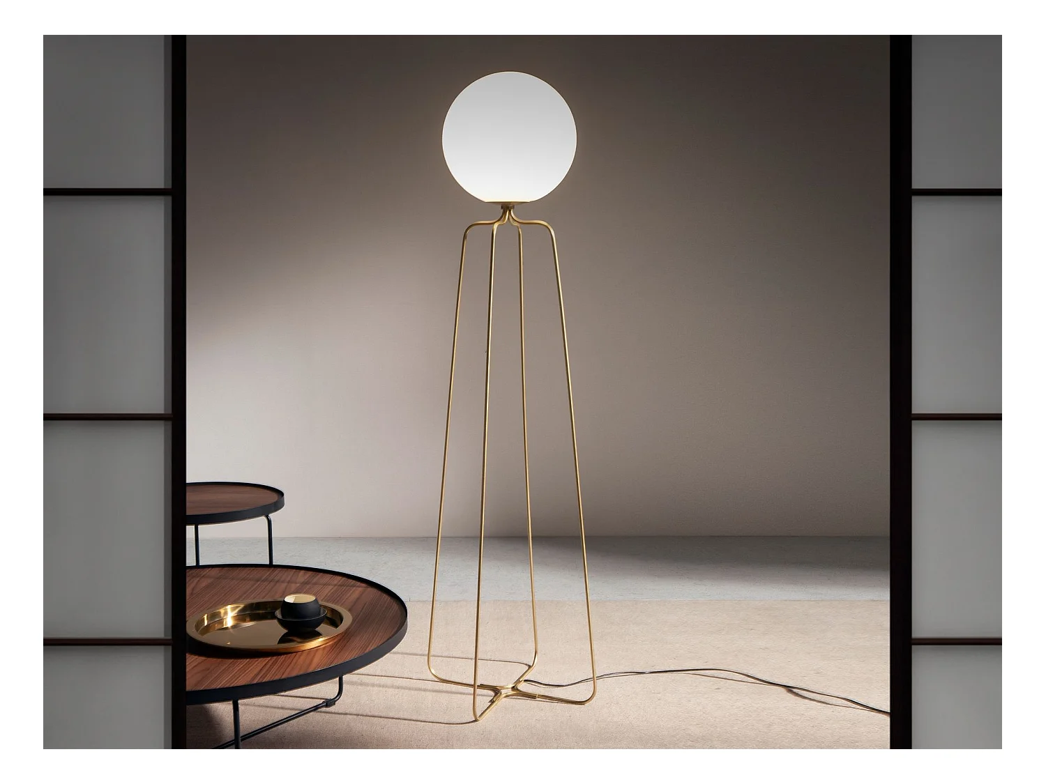 Lampada da terra in acciaio dorato e vetro bianco