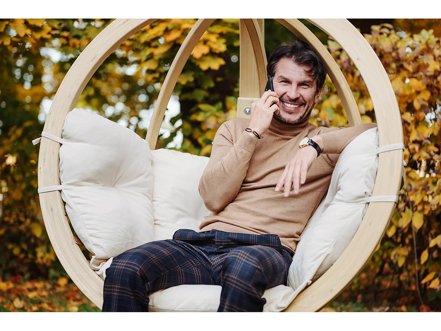 Hölzerner Hängesessel mit Gestell - beige - HIGLO