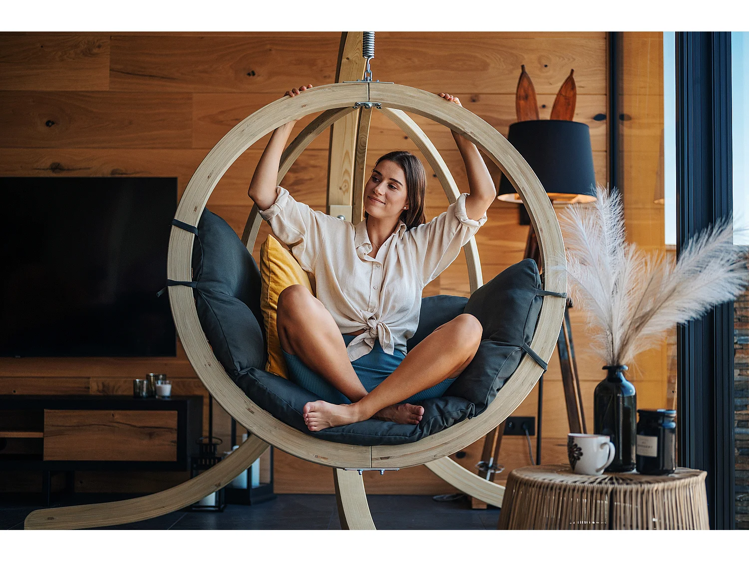 Hölzerner Hängesessel mit Gestell - dunkelgrau - HIGLO