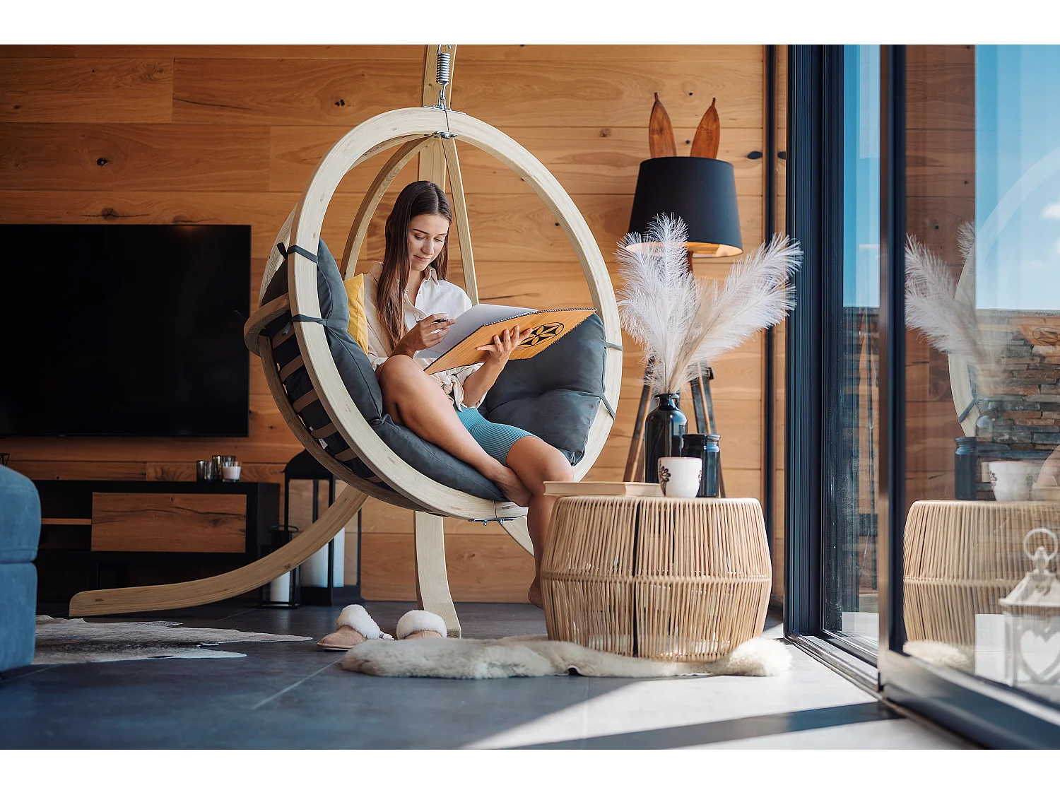 Hölzerner Hängesessel mit Gestell - dunkelgrau - HIGLO