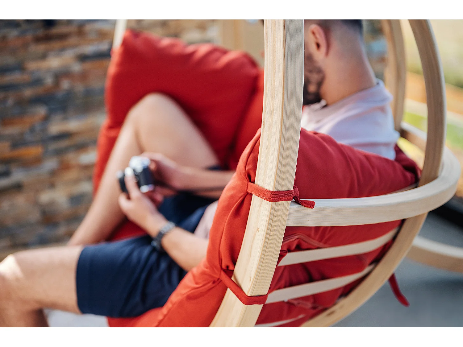 Hölzerner Hängesessel mit Gestell - rot - HIGLO