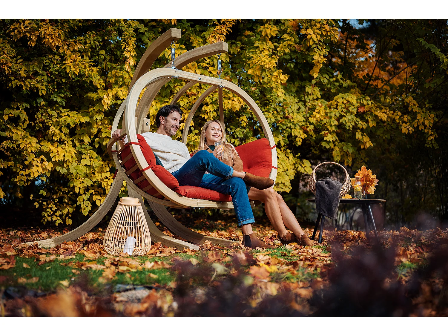 Hölzerner Hängesessel mit Gestell für zwei Personen - rot - CALLISTO