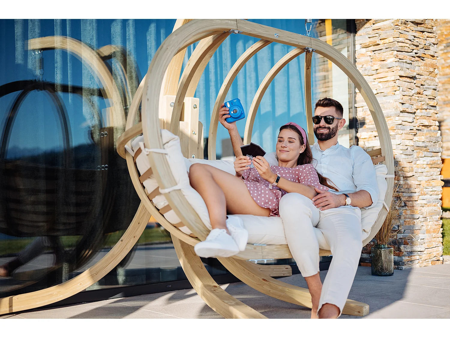 Hölzerner Hängesessel mit Gestell für zwei Personen - beige - CALLISTO